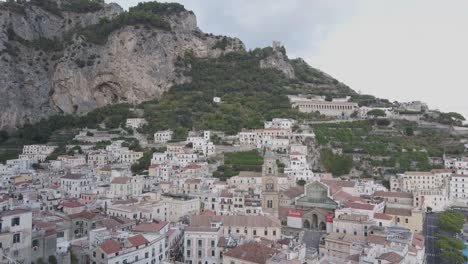 Vista-Aérea-De-La-Pintoresca-Amalfi,-Ciudad-Italiana-En-La-Costa-Del-Mar-Mediterráneo