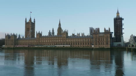 Die-Houses-Of-Parliament-Mit-„Big-Ben“-Und-Dem-Victoria-Tower-An-Der-Themse-Im-Dezember-2020,-Während-London-Während-Der-Corona-Pandemie-In-Rang-4-Liegt