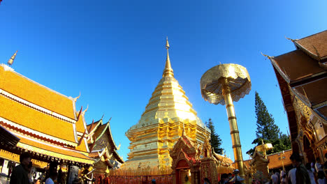 Chiang-Mai,-Tailandia---8-De-Diciembre-De-2020---Monte-Dorado-En-El-Templo-De-Wat-Phra-That-Doi-Suthep-En-Chiang-Mai,-Tailandia