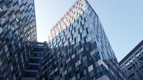 Firmengebäude-Immobilien,-Bürogebäude-Mit-Glasreflexionen