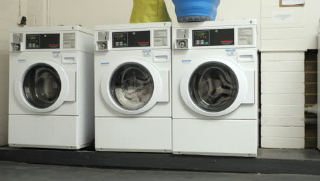 Waschsalon-Waschmaschinen-Reinigen-Kleidung-Im-Innenbereich
