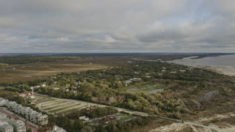 St.-Simons-Georgia-Luftbild-V1-Dolly-Out-Aufnahme-Eines-Viertels-Am-Wasser-Und-Der-Küste-–-März-2020