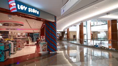 Blick-Auf-Einen-Spielzeugladen-Ohne-Menschen-In-Einem-Leeren-Einkaufszentrum-In-Dubai,-Vereinigte-Arabische-Emirate-Während-Der-Coronavirus-Pandemie-–-Schwenkaufnahme