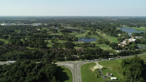 Luftaufnahme-über-Straßen-In-Der-Nähe-Des-Mission-Inn-Resorts-Mit-Prestigeträchtigem-LPGA-Golfplatz-In-Howey-in-the-Hills,-Florida