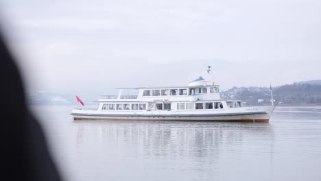 Touristenboot-Auf-Einem-Wunderschönen,-Ruhigen-See-In-Den-Schweizer-Bergen