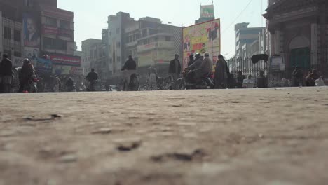 Vista-De-ángulo-Bajo-De-La-Vida-En-La-Calle-Pasando-En-Faisalabad-Pakistán
