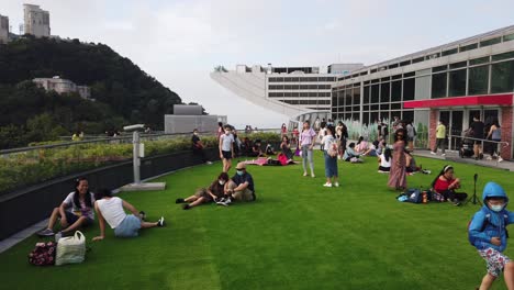 Menschen-Genießen-Einen-Wunderschönen-Tag-In-Der-Hong-Kong-Peak-Galleria-Auf-Der-Insel-Hongkong-Mit-Blick-Auf-Den-Hafen-Von-Victoria
