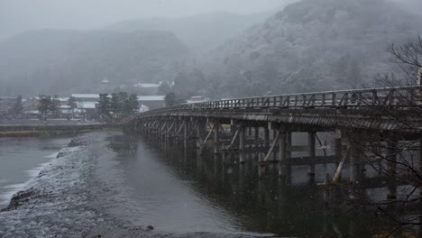 Old-Wooden-Togetsukyo-Bridge-in-Arashiyama,-Kyoto