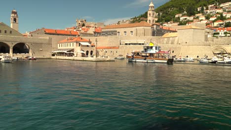 Eine-Fähre-Von-Einer-Nahegelegenen-Insel-Fährt-Zum-Hafen-östlich-Der-Altstadt-Von-Dubrovnik,-Kroatien
