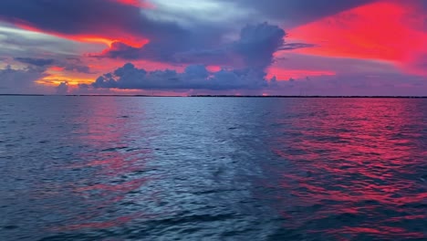 Revealing-clip-of-the-red-colors-of-the-horizon-in-the-sunset-over-the-ocean-in-Florida-Keys,-USA