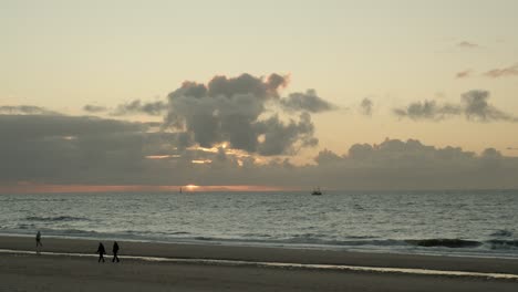 Zeitraffer-Des-Sonnenuntergangs-Am-Sylter-Strand-Mit-Booten-Auf-Dem-Meer
