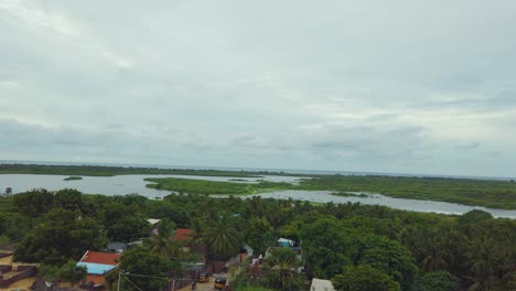 Hermosa-Toma-De-Pan-En-El-Pueblo-De-Rameswaram-Lleno-De-Vegetación-Tamil-Nadu