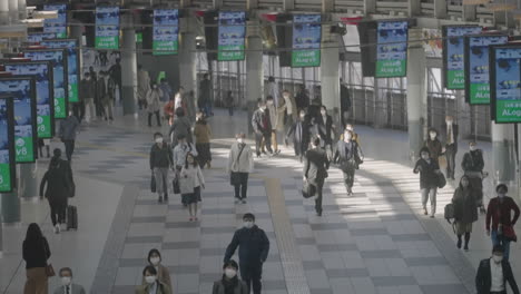 Arbeitende-Menschen-Mit-Masken-Am-Bahnhof-Shinagawa-In-Tokio-An-Einem-Lebhaften-Morgen-–-Hoher-Winkel,-Echtzeit