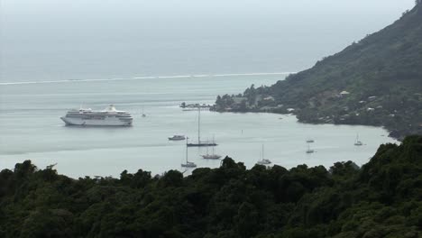 Small-luxury-cruise-ship-and-yachts-in-the-bay-of-Moorea-island,-French-Polynesia