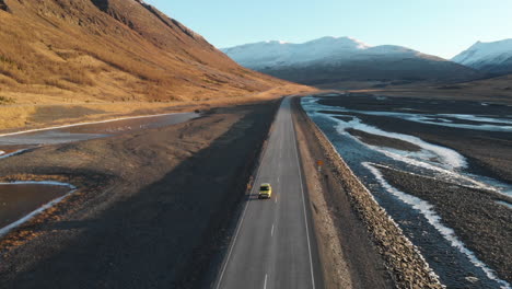 Coche-Solitario-En-La-Carretera-En-Las-Tierras-Altas-De-Islandia