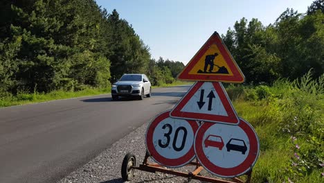 Señal-Y-Símbolos-Reglamentarios-En-La-Carretera-Con-Diferentes-Vehículos-Que-Viajan-En-Omurtag,-Bulgaria