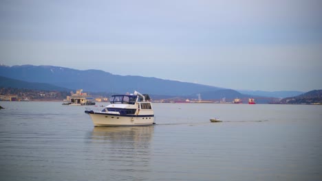 Boot-Fährt-Langsam-Im-Kohlehafen-Der-Innenstadt-Von-Vancouver-Vorbei-Und-Zieht-Ein-Anderes-Kleineres-Boot