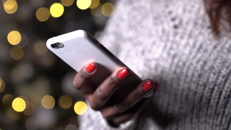 Cerca-Como-Una-Mujer-Negra-Usando-Un-Teléfono-Celular,-Mensajes-De-Manos-De-Teléfonos-Inteligentes