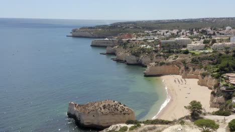 Luftaufnahme-Des-Strandes-Von-Cova-Redonda,-Portugal,-An-Einem-Schönen-Tag