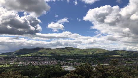 Gorgeous-walk-in-Edinburgh,-Scotland-overlooking-Pentland-Hills