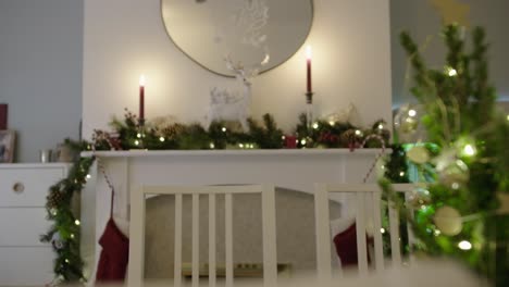 Fokuszug-Von-Einem-Kleinen-Weihnachtsbaum-Zu-Kerzen