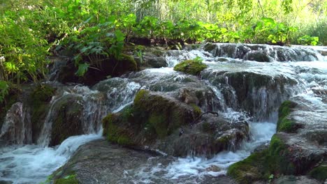 Kaskadierendes-Wasser-Entlang-Einer-Reihe-Großer-Moosbedeckter-Felsen-Im-Nationalpark-Plitvicer-Seen-In-Kroatien,-Europa-Mit-¼-Geschwindigkeit