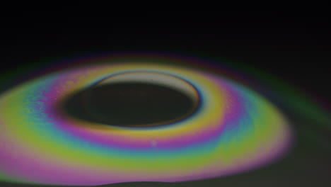 Proyección-De-Luz-En-Una-Esfera-De-Color-Arcoíris