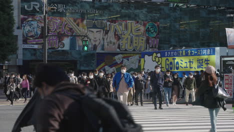 Crowd-Of-People-Wearing-Facemask-Crossing-At-Shibuya-During-Pandemic-In-Tokyo,-Japan