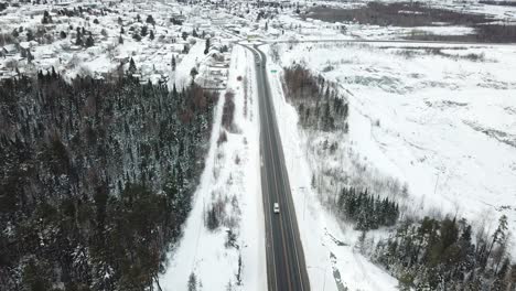Offene-Autobahnstraße-Im-Winter-Kanadas---Drohnen-4K-Luftaufnahme