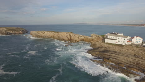 Lateral-shot-of-the-beautiful-island-of-Baleal-in-Peniche,-Portugal