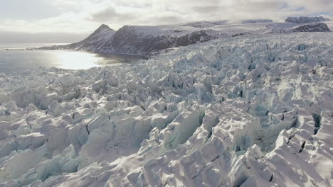 Großer-Gletscher,-Der-Sich-Im-Winter-An-Einem-Sonnigen-Tag-Spiegelt,-Nahaufnahme-Einer-Drohne