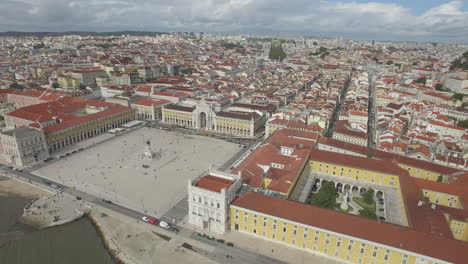 Wunderschöne-Aufnahme-Am-Platz-Terreiro-Do-Paço-In-Lissabon,-Portugal