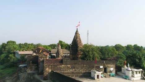Antiker-Indischer-Tempel,-Varanasi,-Indien,-Varanasi-Ganges-River-Ghat-Indien-Mit-Indischen-Touristen,-Die-Bei-Sonnenuntergang-Eine-Bootsfahrt-Auf-Dem-Fluss-Genießen