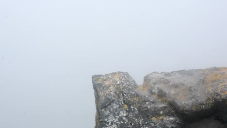 Rand-Einer-Felsigen-Klippe-Mit-Blick-Auf-Die-Nebelwolke