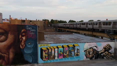 Famosos-Murales-En-El-Barrio-Logan-Square-De-Chicago-Con-Tren-Cta