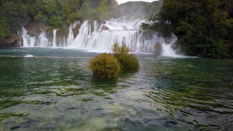 Aufsteigender-Schuss-Von-Skradinski-Buk,-Dem-Beliebtesten-Wasserfall-Im-Krka-Nationalpark-In-Kroatien