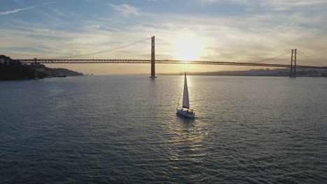 Barco-Navegando-Hacia-El-Atardecer-En-Lisboa