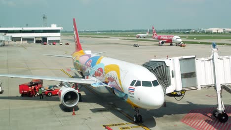 Vista-Del-Paisaje-En-El-Aeropuerto-Internacional-De-Donmuang-En-Bangkok,-Tailandia,-Con-Estacionamiento-De-Aviones-En-El-Aeropuerto