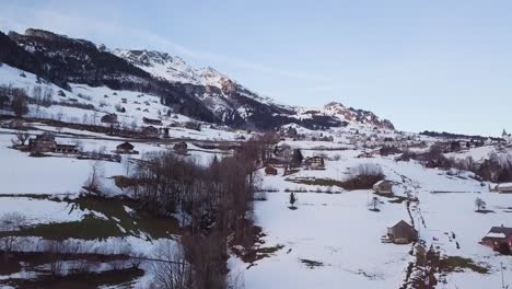 Flug-über-Ein-Kleines-Dorf,-Das-Auf-Einem-Berg-In-Der-Schweiz-Gebaut-Ist