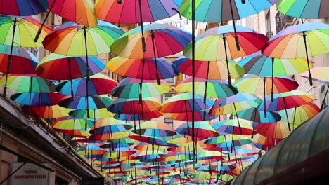 Wunderschöne-Bunte-Regenbogenschirme-Hängen-über-Dem-Baldachin