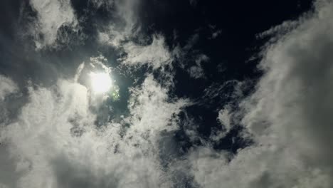 Graue-Wolken,-Die-Sich-Schnell-Bewegen-Und-Die-Sonne-Bedecken