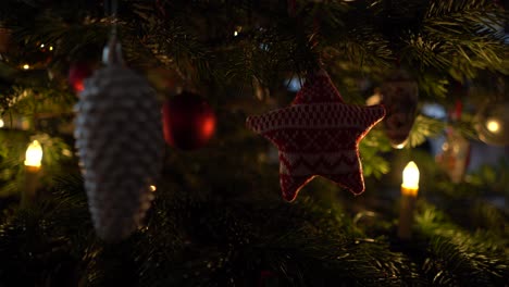 Cono-De-Pino-Moviéndose-Junto-A-Una-Estrella-Roja-Tejida-En-Un-árbol-De-Navidad