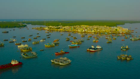 Un-Puerto-Ocupado-Con-Barcos-De-Pescadores