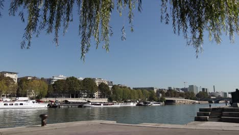 Timelapse-from-Paris,-France-over-the-boats-on-Seine