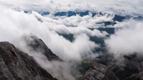 Lapso-De-Tiempo-De-Nubes-En-Rápido-Movimiento-Sobre-Un-Valle-Rodeado-De-Grandes-Montañas