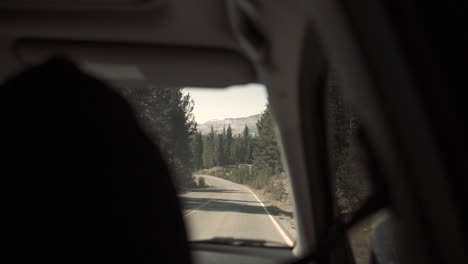 Auf-Dem-Rücksitz-Eines-Autos,-Das-Im-Sommer-Im-Yosemite-Nationalpark-Eine-Lange-Kurvenreiche-Straße-Hinunterfährt