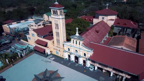 Luftdrohnenaufnahme-Unserer-Lieben-Frau-Vom-Heiligsten-Rosenkranz-Der-Manaoag-Kirche-In-Pangasinan