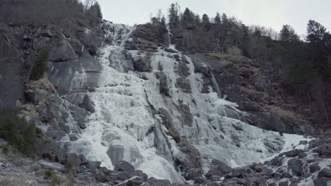 Italienische-Berge,-Eisiger-Wasserfall,-Neigung-Nach-Oben-Und-Unten,-4K,-Sony-A6300,-25p,-S-Log2