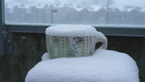 Ein-Teetasse-Blumentopf-Ist-Während-Eines-Schneesturms-Im-Winter-Mit-Schnee-Bedeckt