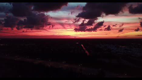 Wunderschöner-Sonnenuntergang-In-Südflorida-Mit-Einem-Feuerhimmel